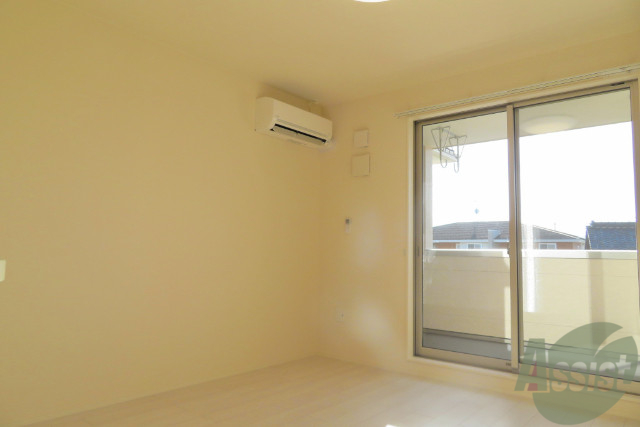 居室・リビング　白さが印象的な広々としたお部屋ですね～。