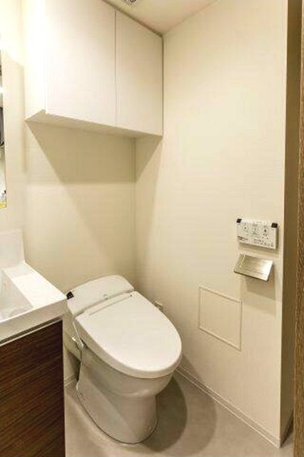 トイレ　温水洗浄便座です