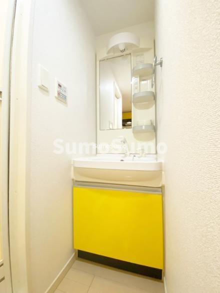 洗面設備　明るい洗面所です