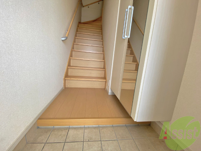 玄関　玄関からは、すぐにお部屋が見えないので安心ですね。