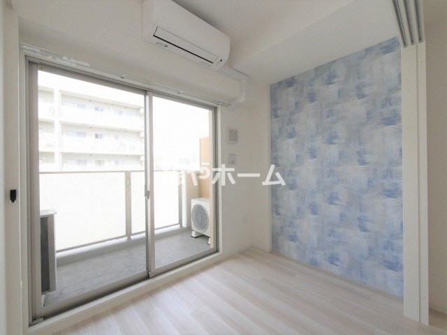 居室・リビング　明るい洋室です