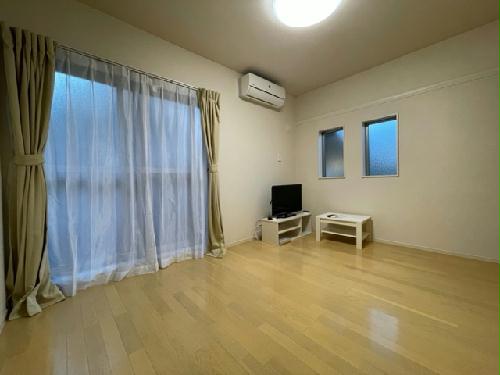 居室・リビング　角部屋のみ側面に窓あり。