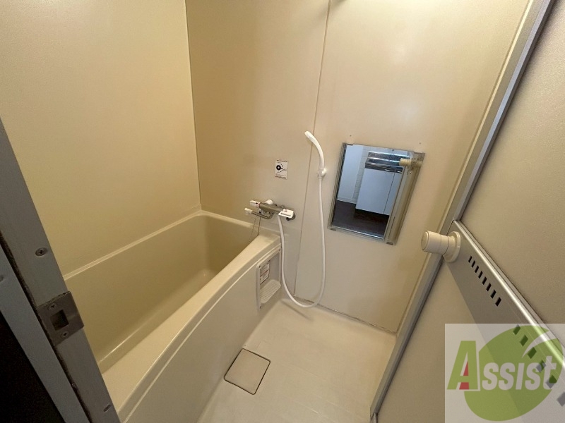バス・シャワールーム　バスルームは狭すぎず、シャワーも浴びやすそうです。