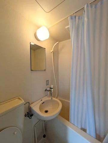 洗面設備　鏡付きの洗面