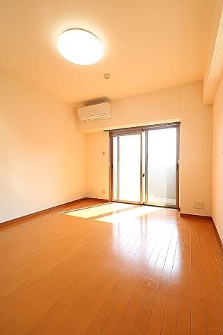 居室・リビング　広々とした明るいリビングです。