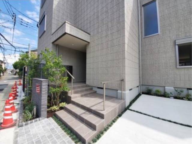 バルコニー　キレイなエントランスですよ