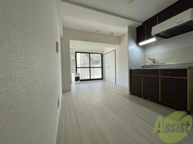 居室・リビング　１０帖の洋室です。広々として、きれいですね。