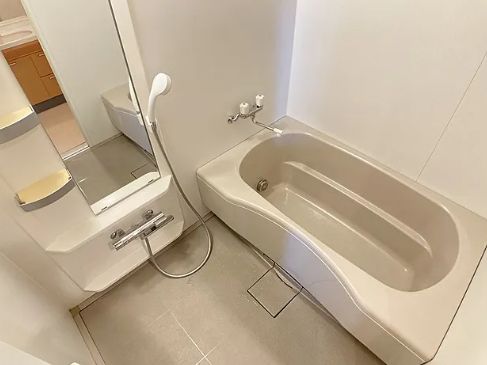 バス・シャワールーム　コンパクトで使いやすいお風呂です