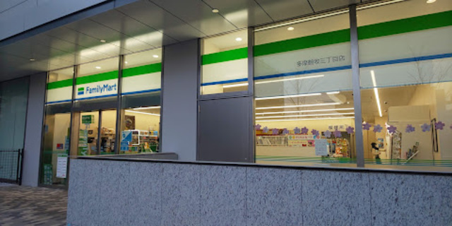 コンビニ　ファミリーマート多摩鶴牧三丁目店（コンビニ）まで478m