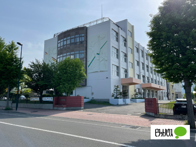 小学校　札幌市立発寒小学校（小学校）まで676m