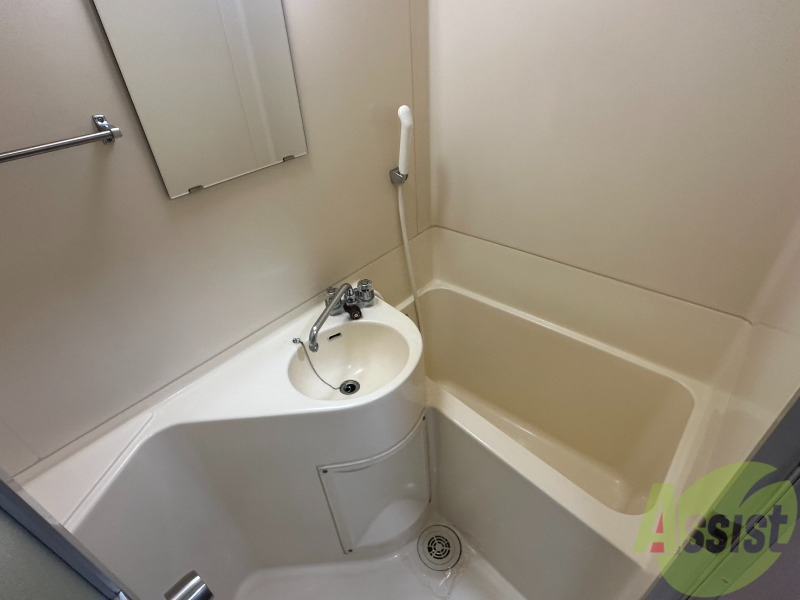 バス・シャワールーム　バスタブは広くはないかもしれませんが、ちゃんと浸かれそうです