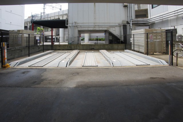 駐車場　機械式駐車場（有料）です。