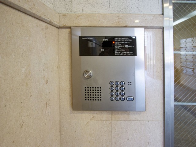 セキュリティ　【エントランスホール】オートロックで安心です。