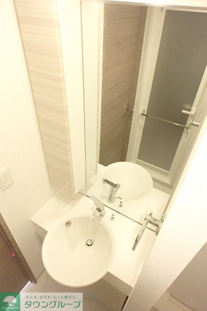 洗面設備　明るい洗面所です