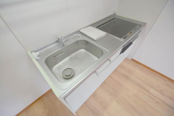 キッチン　お掃除しやすいＩＨクッキングヒーターです。