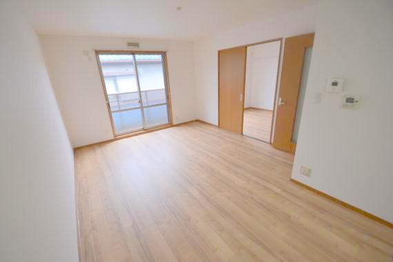 居室・リビング　広くて明るいリビングでご家族全員だんらんしましょう。