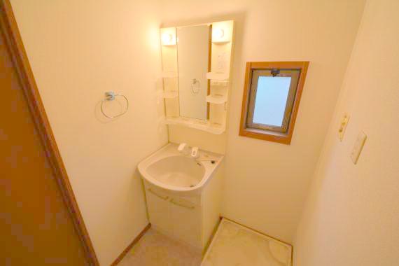 洗面設備　身支度が出来る独立洗面台です。