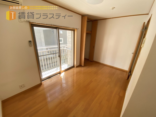 居室・リビング　横長のお部屋で家具の配置しやすいです。