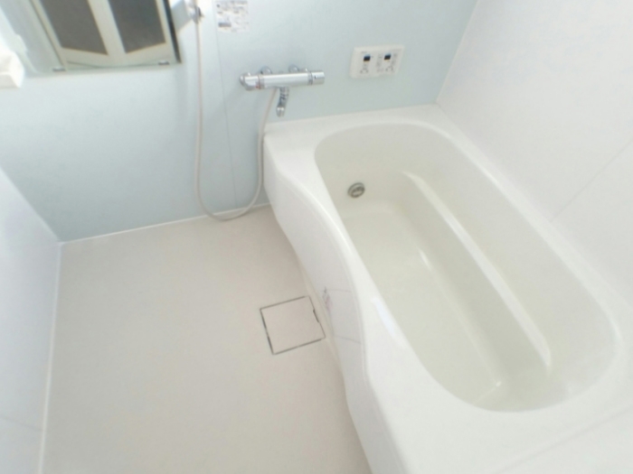 バス・シャワールーム　浴室乾燥機、追い焚き機能付き♪