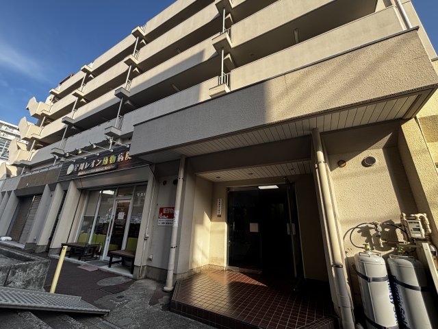 建物外観　一階部分には病院などがございます。