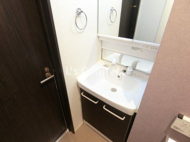 洗面設備　朝の支度もスムーズな独立洗面台。