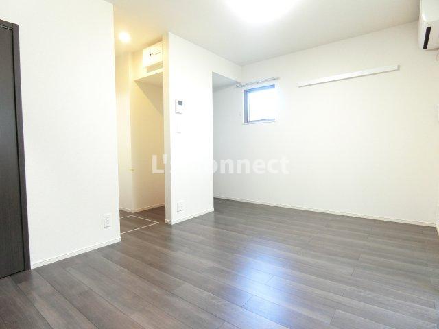 居室・リビング　角部屋で２面に窓があります。