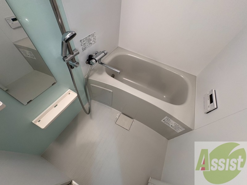 バス・シャワールーム　バスルームは狭すぎず、シャワーも浴びやすそうです。