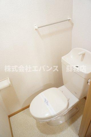 トイレ　落ち着いた色調のトイレです