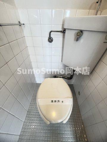 トイレ　落ち着いた色調のトイレです