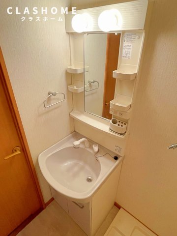 洗面設備　同物件の別部屋になります。