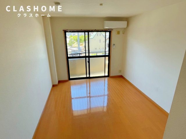 居室・リビング　同物件の別部屋になります。
