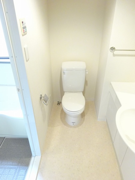 トイレ　落ち着いた色調のトイレです