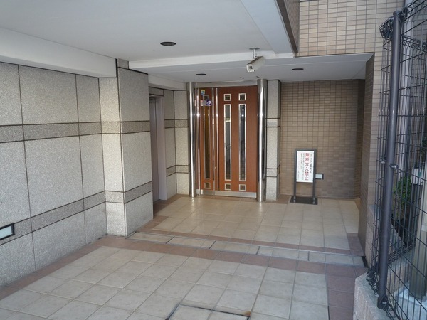 エントランス　落ち着いたエントランスです