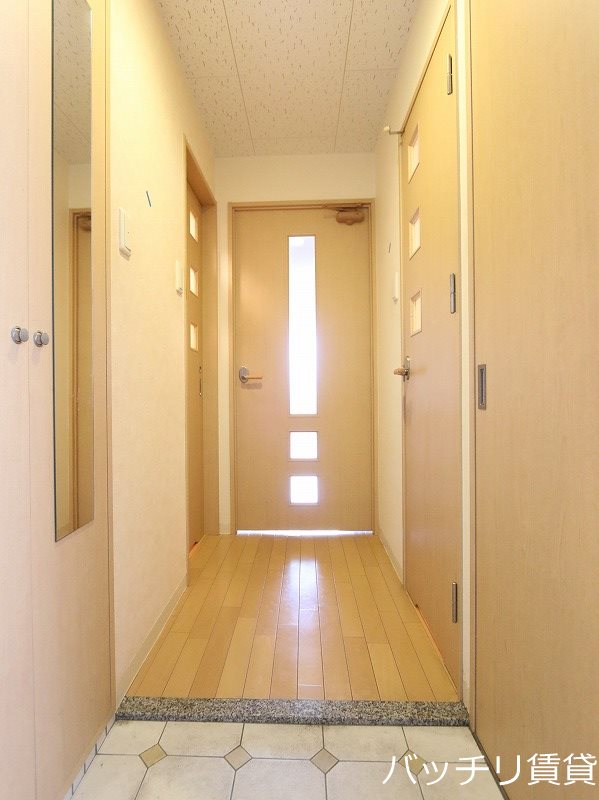 玄関　※同マンション別部屋写真のため、現状優先。