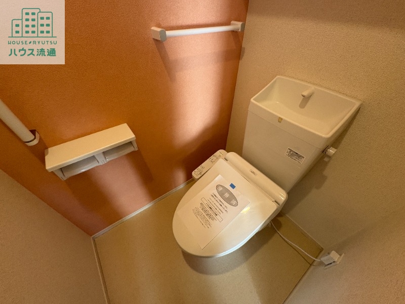 トイレ　※別号室別タイプの写真です
