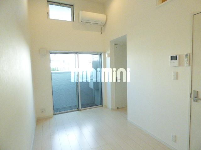 居室・リビング　天井が高く開放的なお部屋です