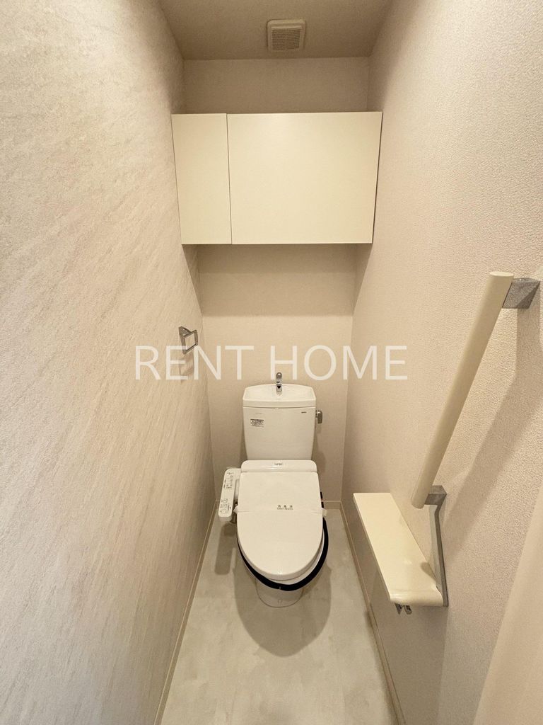 トイレ　温水洗浄便座付きのトイレです。