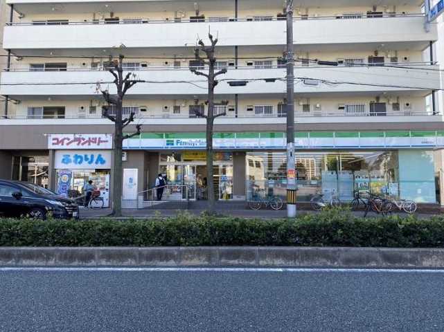 コンビニ　ファミリーマート城東鴫野西店（コンビニ）まで594m