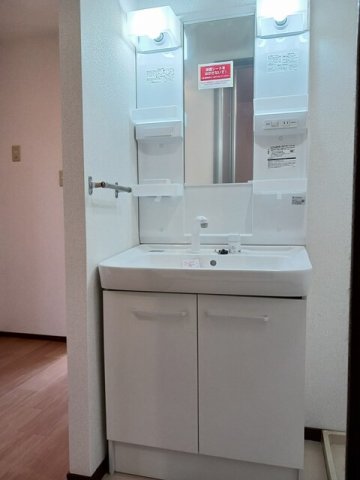 洗面設備　ゆったりとスペースのある洗面所