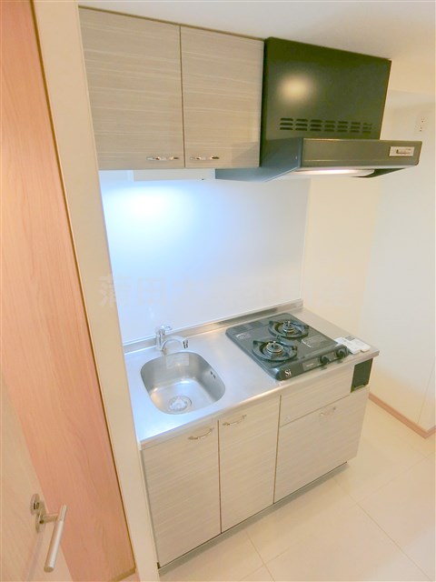 キッチン　まな板が置ける調理スペースのある大きめな2口キッチン