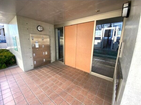 エントランス　初期費用分割可★ご希望の場所まで無料送迎サービス付♪