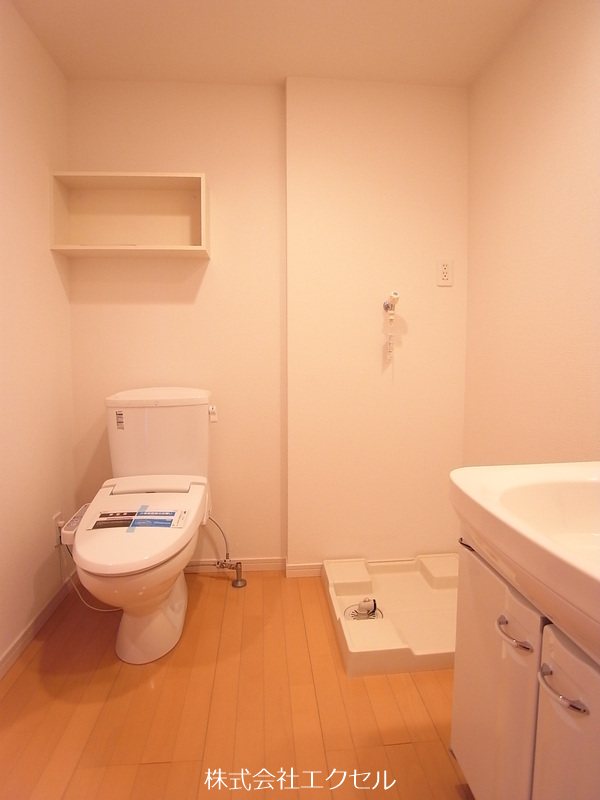 トイレ　温水洗浄便座付きのトイレです。