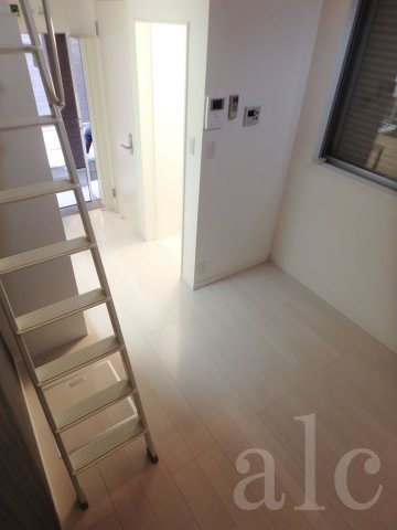 その他設備　オシャレなホワイトフローリング　どんな家具にも合わせやすい内
