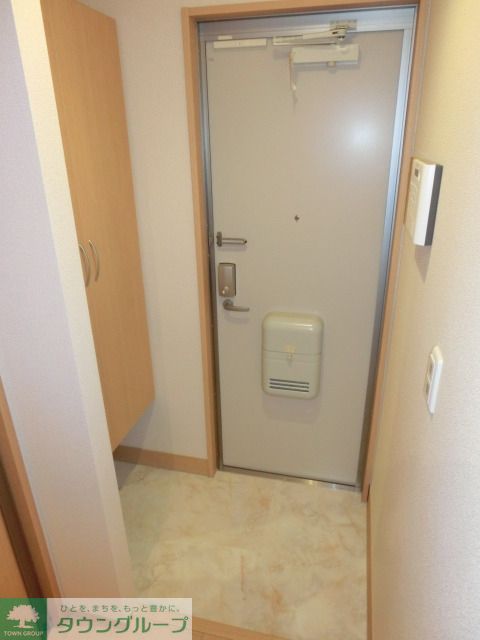玄関　玄関スペース、姿見鏡付き