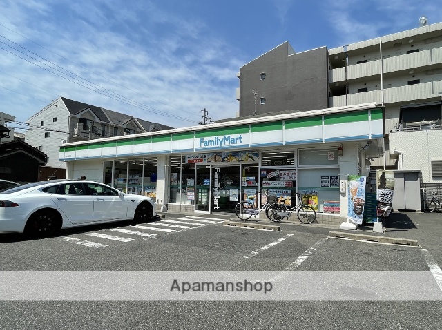 コンビニ　ファミリーマート（コンビニ）まで329m
