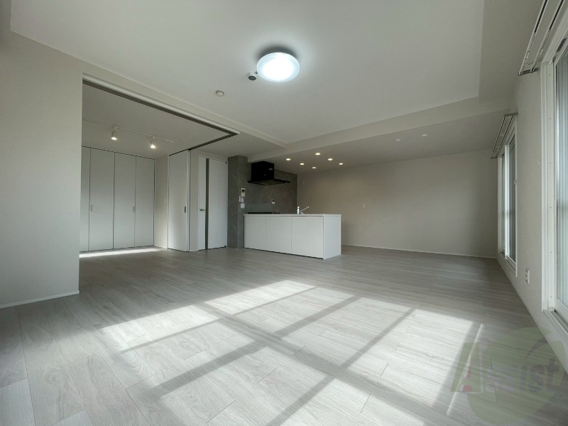 居室・リビング　広くてキレイなお部屋が広がっていて、充実した生活が送れそう。
