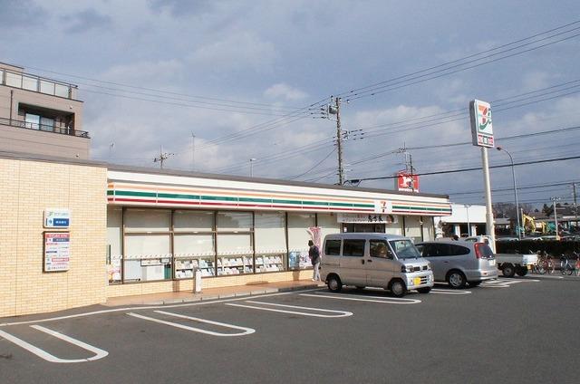 コンビニ　セブンイレブン（コンビニ）まで821m