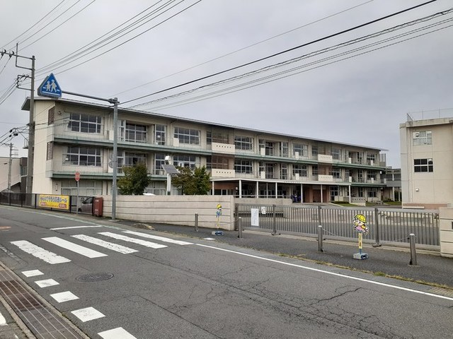 小学校　吉岡町立駒寄小学校（小学校）まで1400m