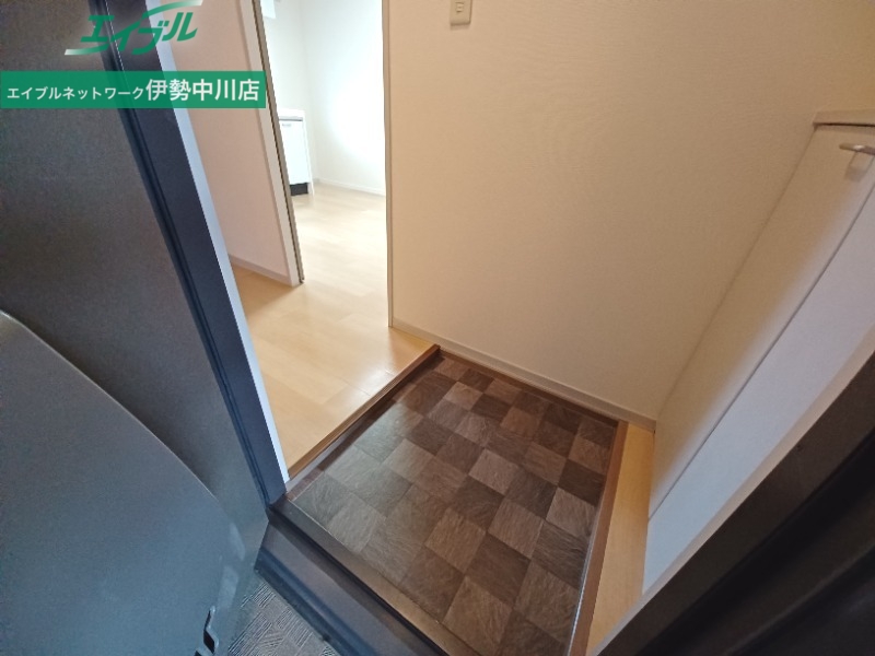 玄関　同型タイプのお写真となります。