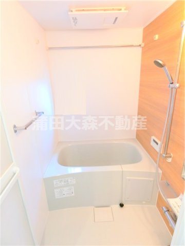 バス・シャワールーム　窓と追焚+浴室乾燥機付きのお風呂　バスルーム